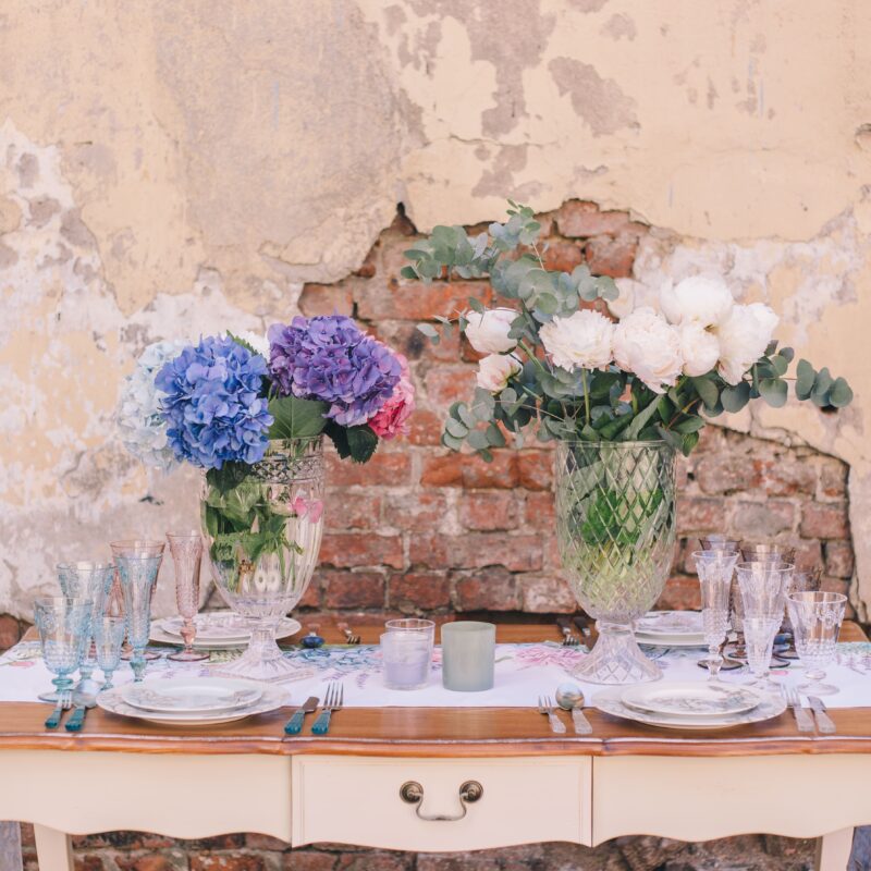 Centrotavola shabby con bottiglie di vetro